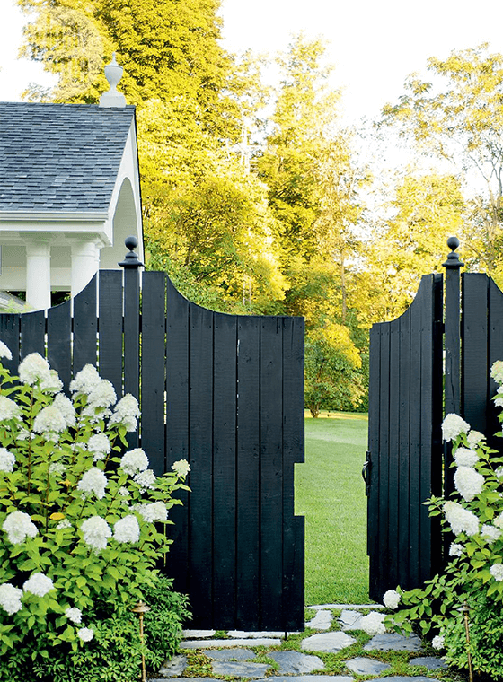 wood-fence-paint-color-ideas_wow-1-day-painting_[Black Fence Paint Color]